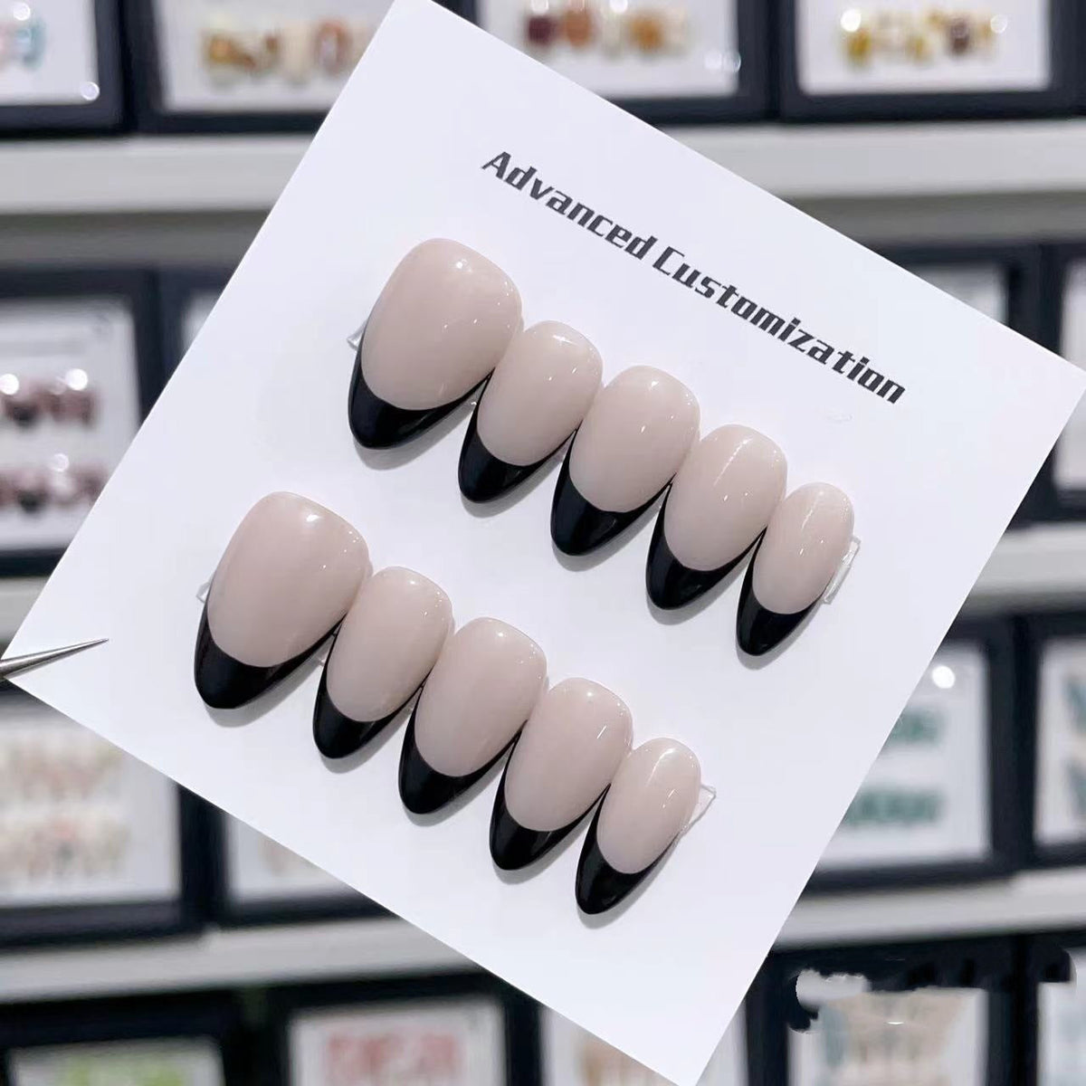 Premium aanpasbare press-on nagels met elegant French tip-design