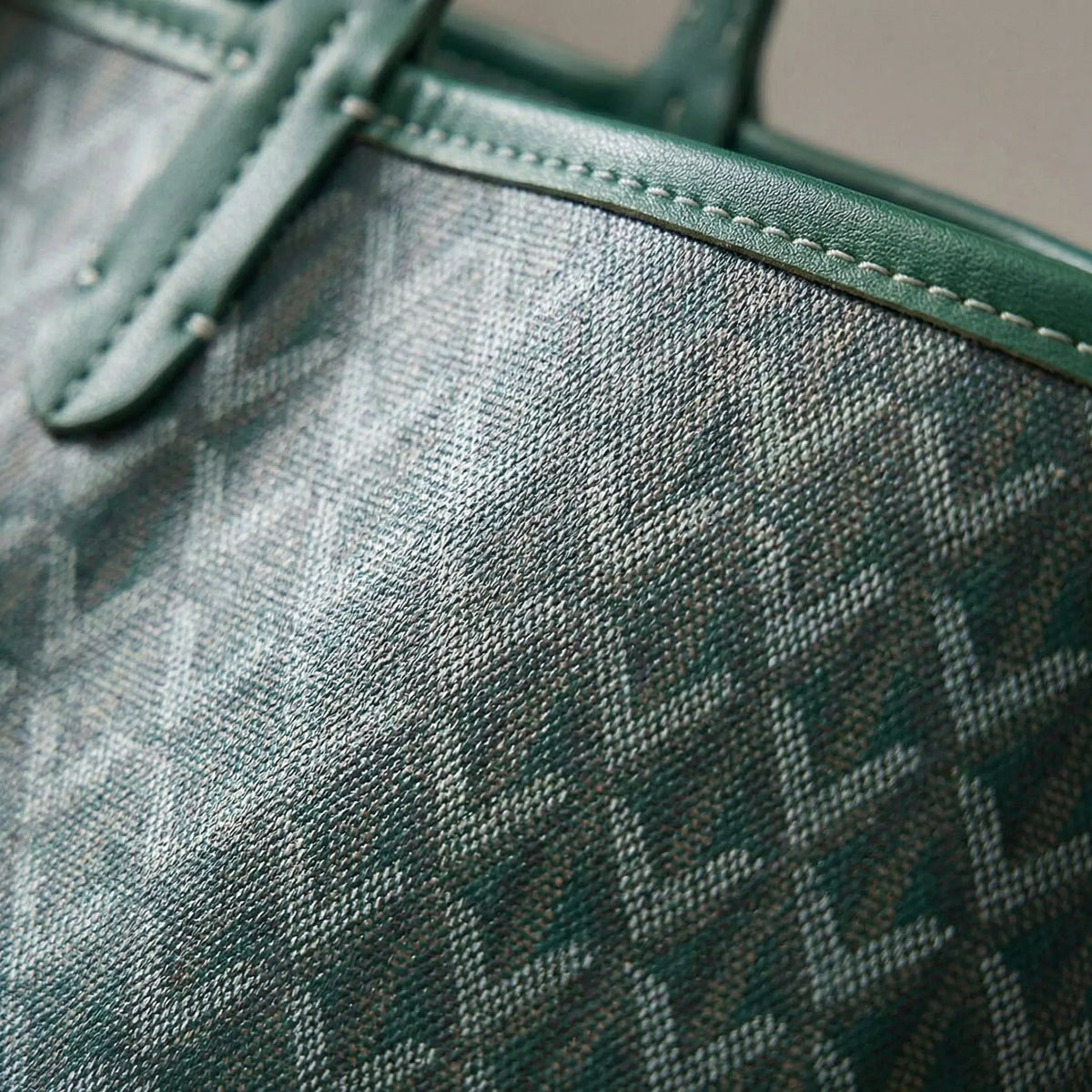 Ruime shopper met grafisch patroon