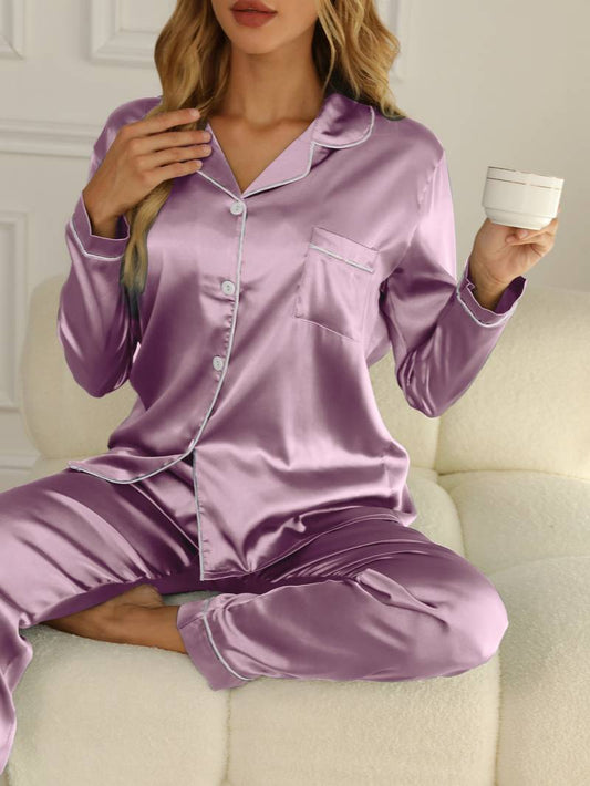 Satijnen pyjamaset voor dames met doorknoopblouse en lange broek