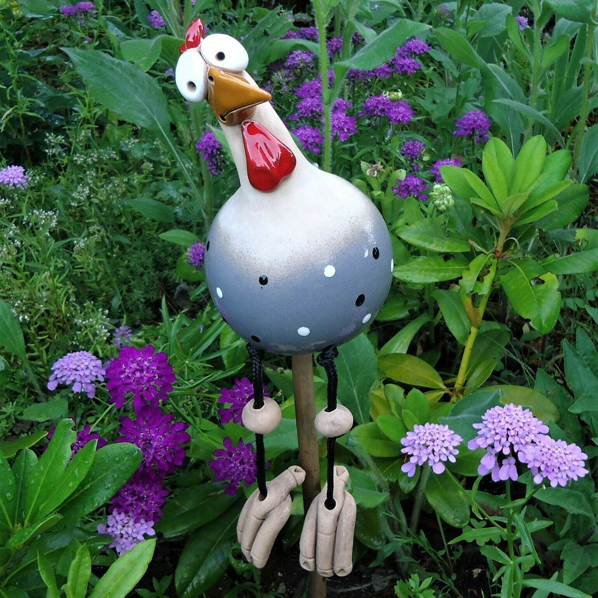 Set van kleurrijke tuinbeelden van kippen – buitendecoratie voor gazon, terras en balkon