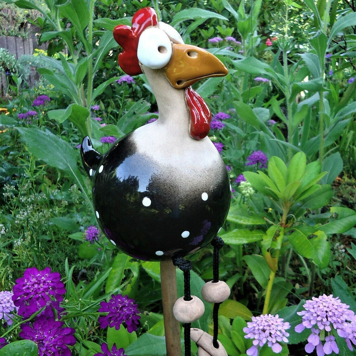 Set van kleurrijke tuinbeelden van kippen – buitendecoratie voor gazon, terras en balkon