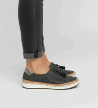 Slip-on loafer-sneakers voor dames met perforaties en kwastjes
