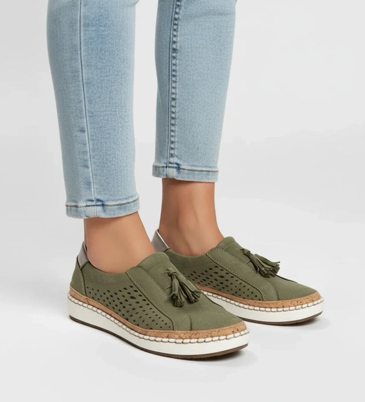 Slip-on loafer-sneakers voor dames met perforaties en kwastjes