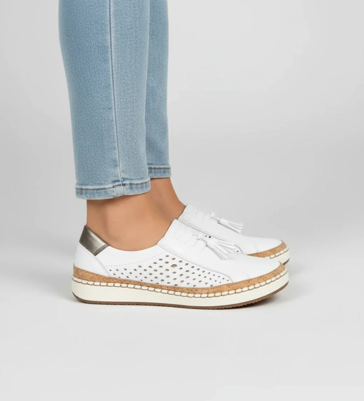 Slip-on loafer-sneakers voor dames met perforaties en kwastjes