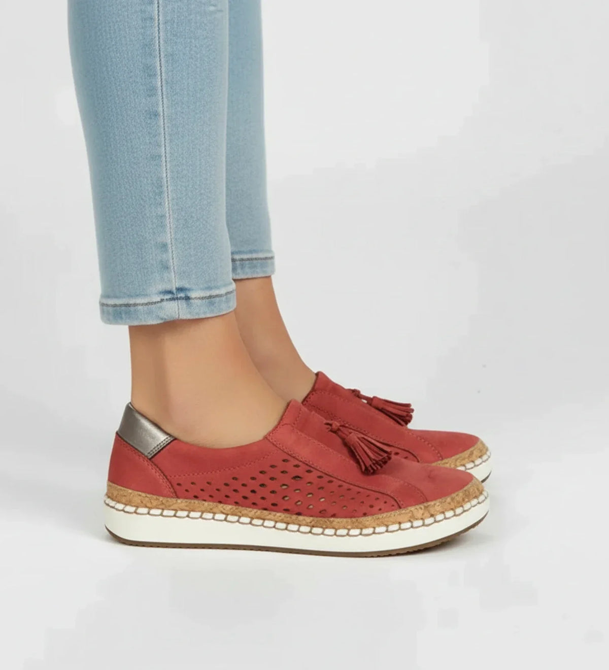 Slip-on loafer-sneakers voor dames met perforaties en kwastjes