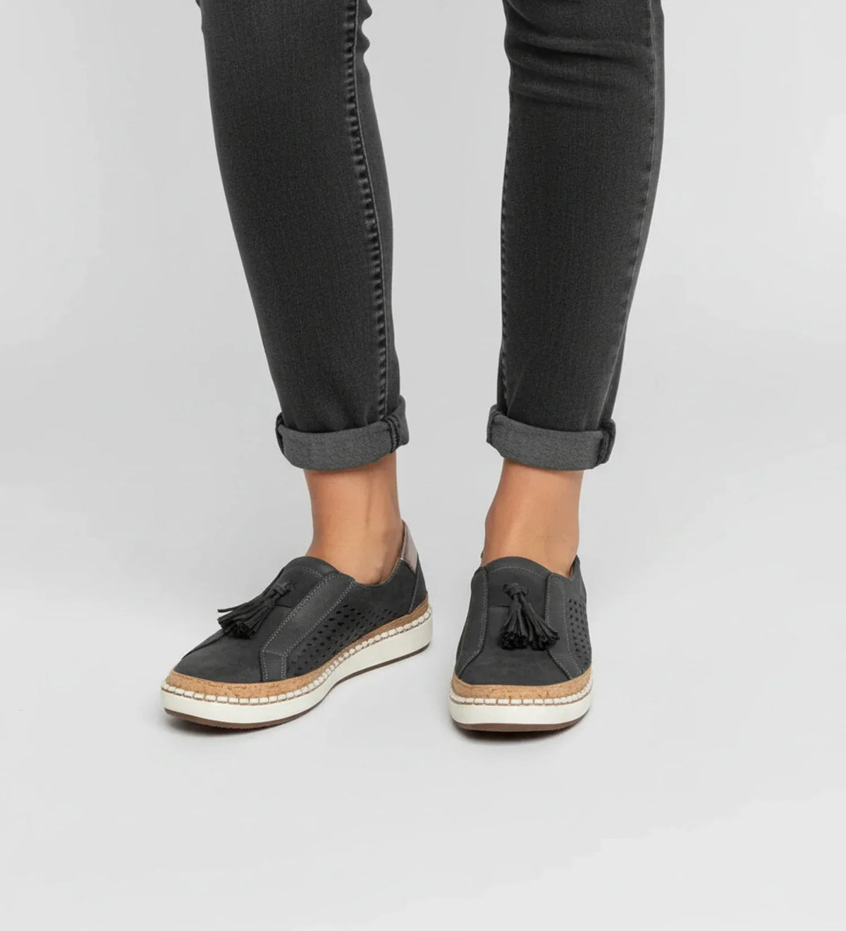 Slip-on loafer-sneakers voor dames met perforaties en kwastjes