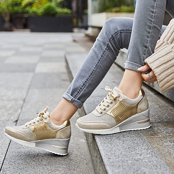 Sneakers met sleehak