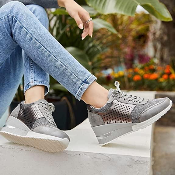 Sneakers met sleehak