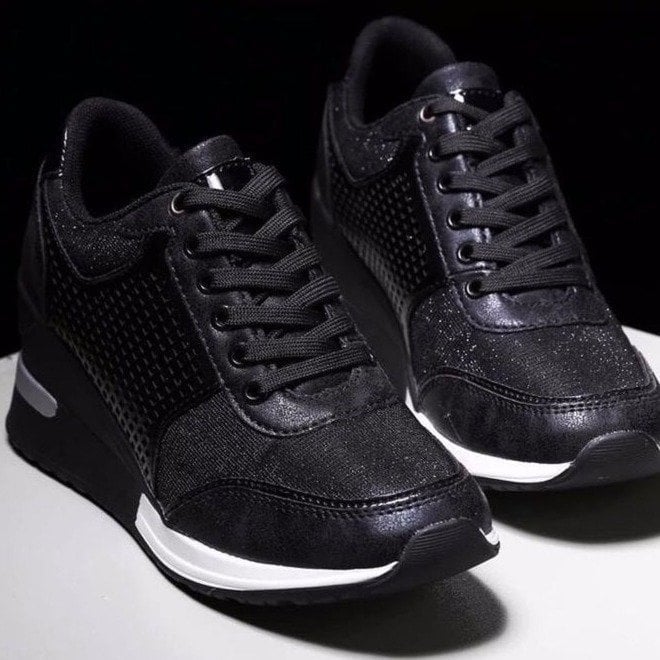 Sneakers met sleehak