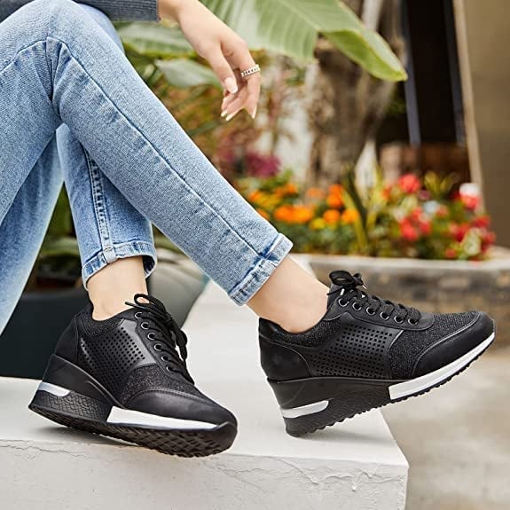 Sneakers met sleehak